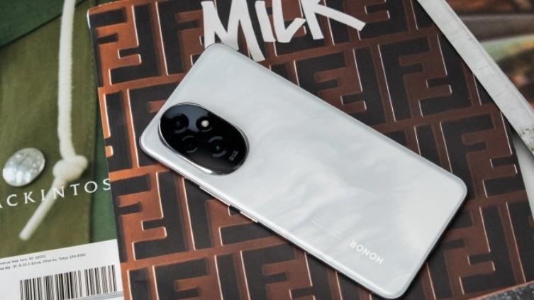 荣耀“乱套了”，从2999元跌至1444元，512GB比256GB售价更亲民