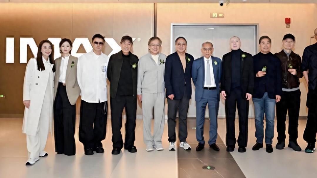 这次合影，尽管谢霆锋站边上，但也让所有人见识到他在英皇的地位