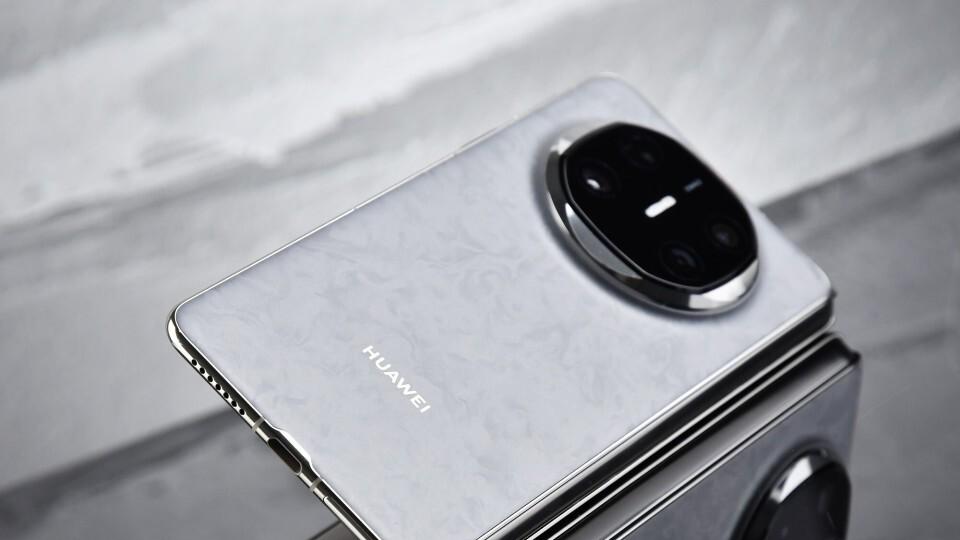 華為Mate X7大折疊突然曝光：麒麟9030+2K屏，11月見真章！