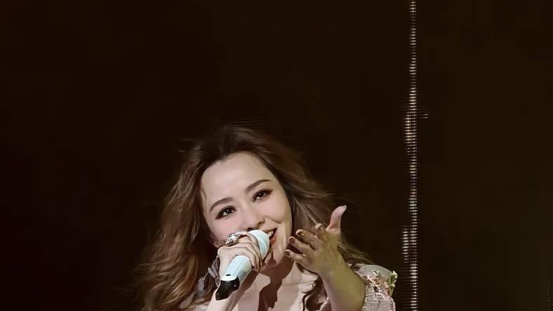 “这裙子根本透不过去？”热搜炸了，张靓颖一出场全场窒息！