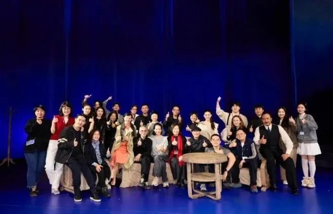 70岁林青霞香港为胡军开庆功宴，穿真丝衬衣打扮好贵妇，宴会变为时尚大秀