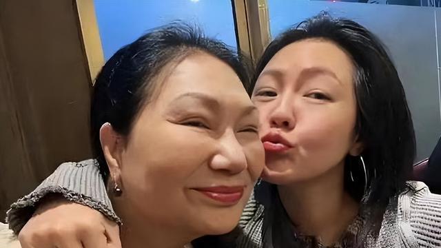 糊涂的黄春梅：无视小女胡闹，却为大S讨公道，黄安的话点不醒她