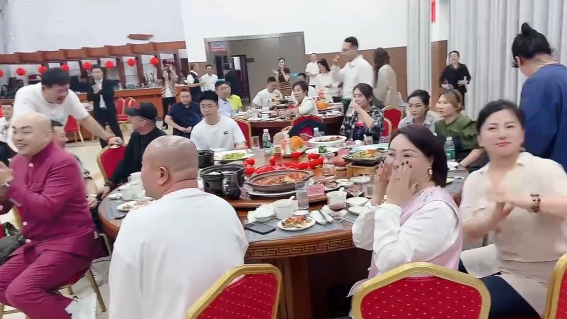 赵本山携弟子参加聚会！穿着打扮遭吐槽，惨被董事长抢风头显尴尬