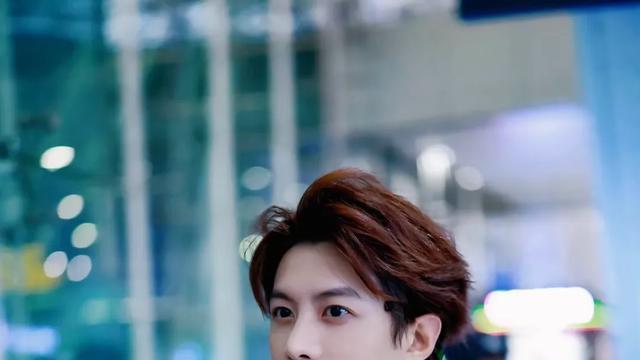 何健麒塌房风波后首次露面，身材消瘦，居然独自一人无助理陪同！