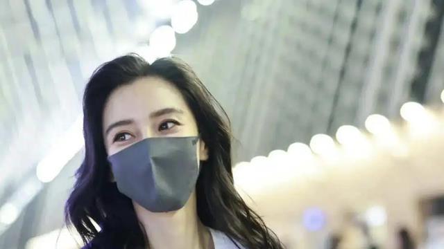 36岁baby疑复出录制浪姐，穿超短装现身海南，离婚后火辣似