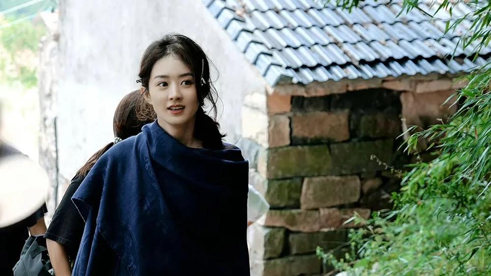 37岁赵丽颖回农村拍杂志，穿粗布麻衣却美的仙气十足，果然是有颜任性！