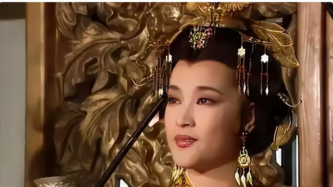 75岁刘晓庆，美国餐厅素颜照火了，有人说老了，有人说这才叫活明白了