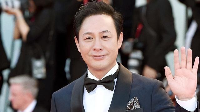 被曝各种黑料后，再看张颂文处境，才发现冯小刚说的没错