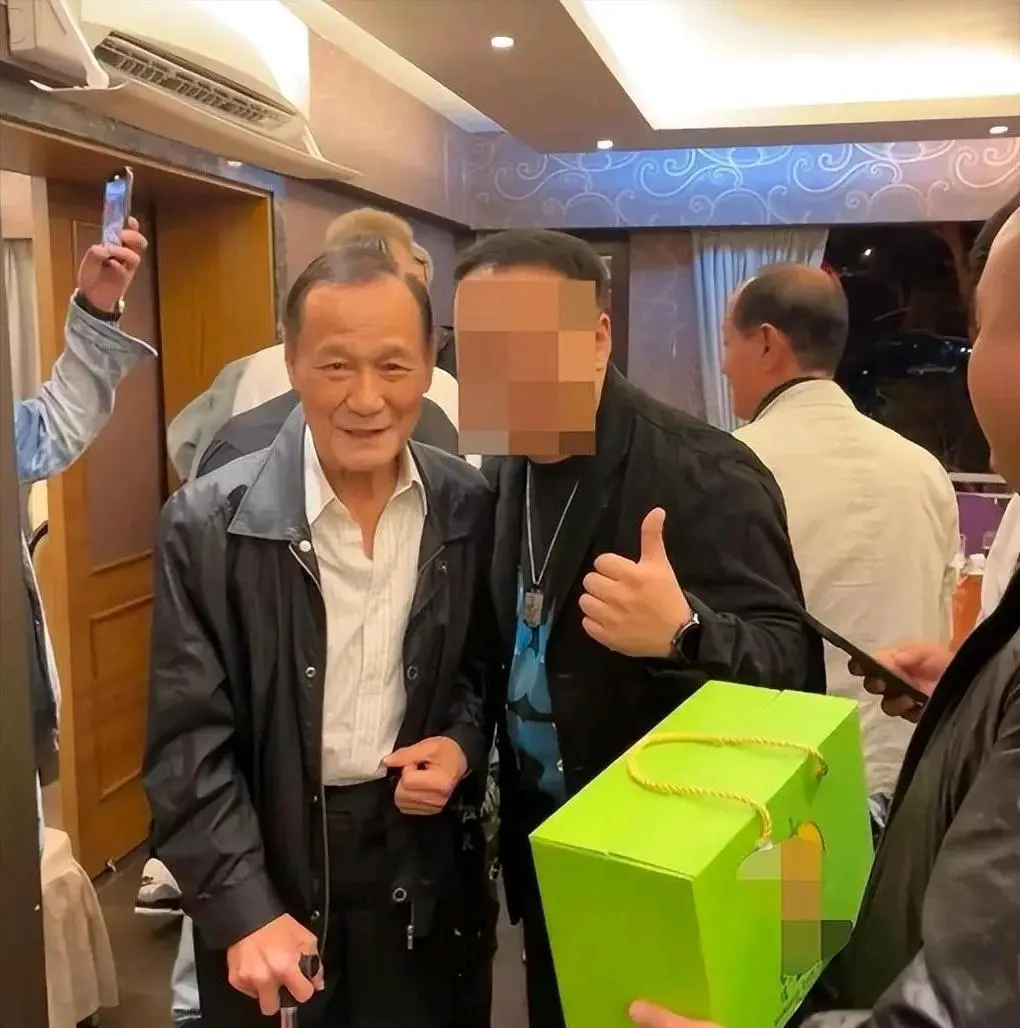 79岁陈惠敏脚踩12元拖鞋，住破旧村屋，谁还敢说他不是“真大佬”？