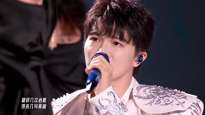 星光大赏：偶像周深再拿年度歌手大奖，领奖名场面，拉满正能量！