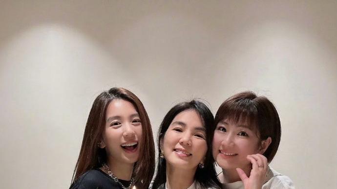 SHE又合体为Ella庆生了！3人都两个穿白色，生娃和不生娃状态不同