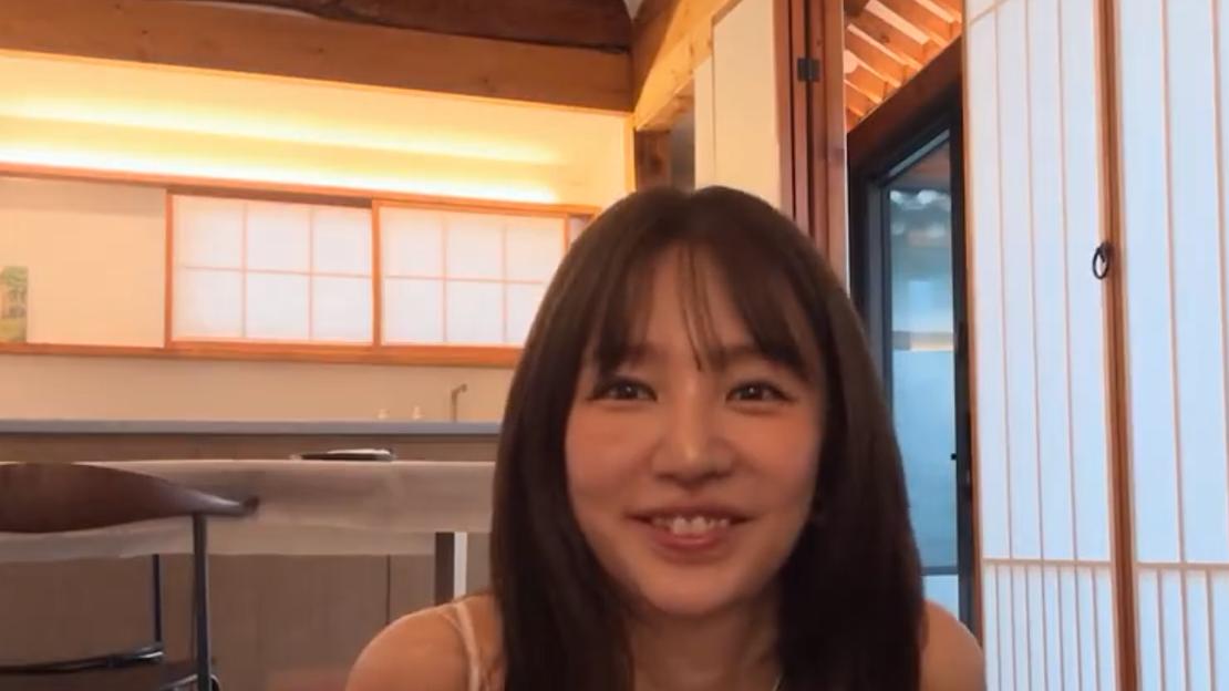 尹恩惠分享休假视频，波点白裙很有日系风格，笑容灿烂好甜美