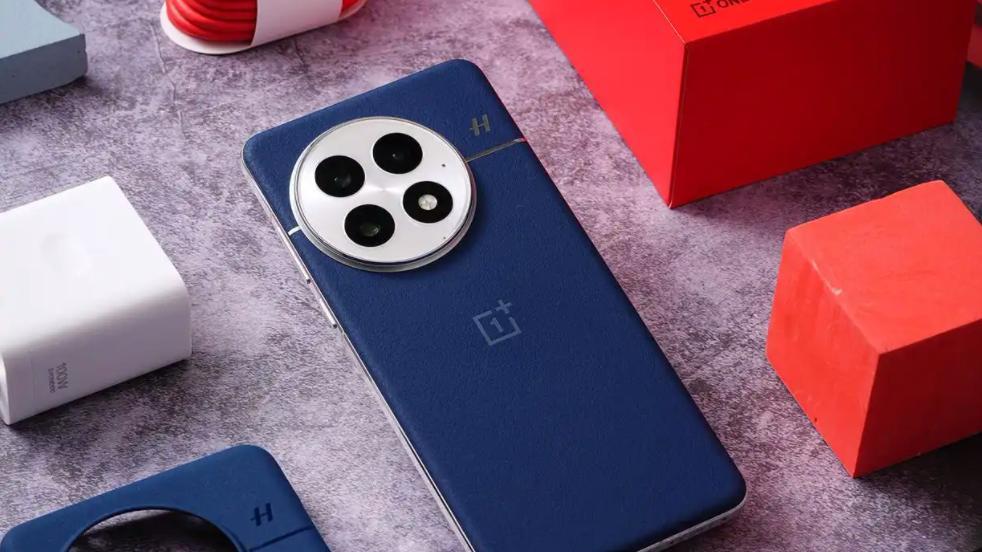 一加果断“发飙”，骁龙8至尊版+2K屏+潜望长焦，从4499跌至3199