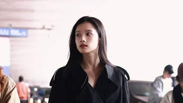 张婧仪时装周亮相，黑色大衣女总裁，机场走出超模感，生人勿近