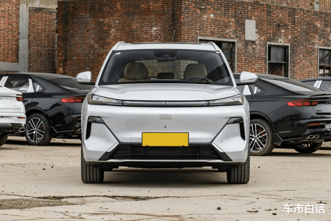 国产顶流的对决!星舰7 EM-i对上宋PLUS DM-i,谁的赢面更大?