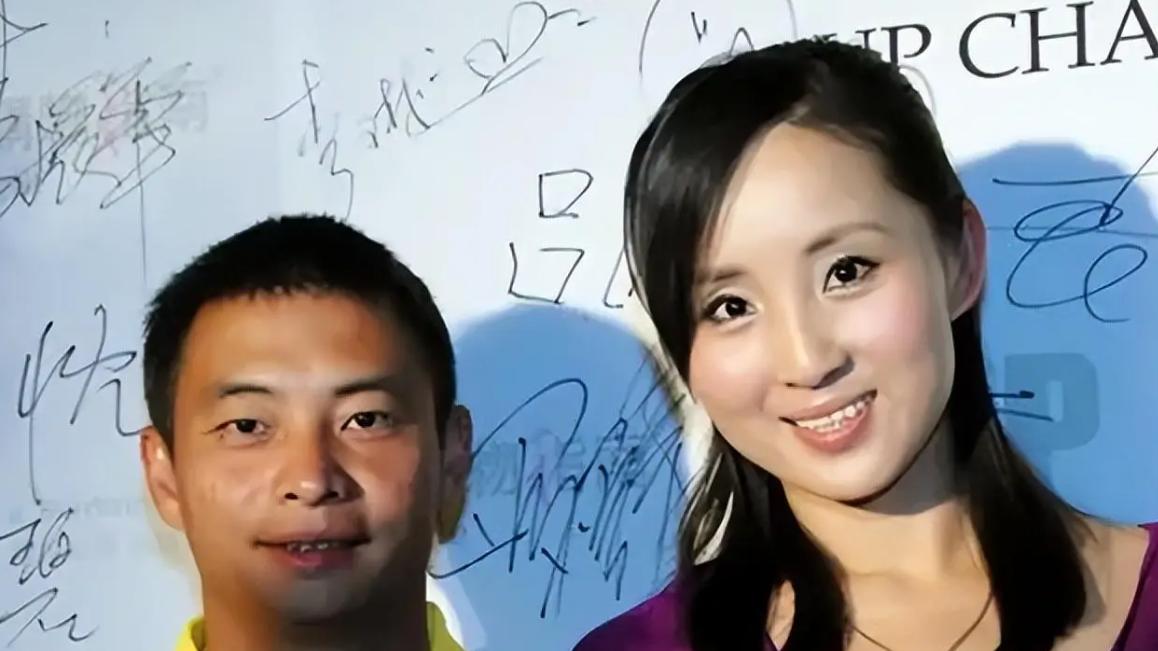 曝51岁李小双疑似离婚！携短发美女现身侄子百日宴，知情人曝身份