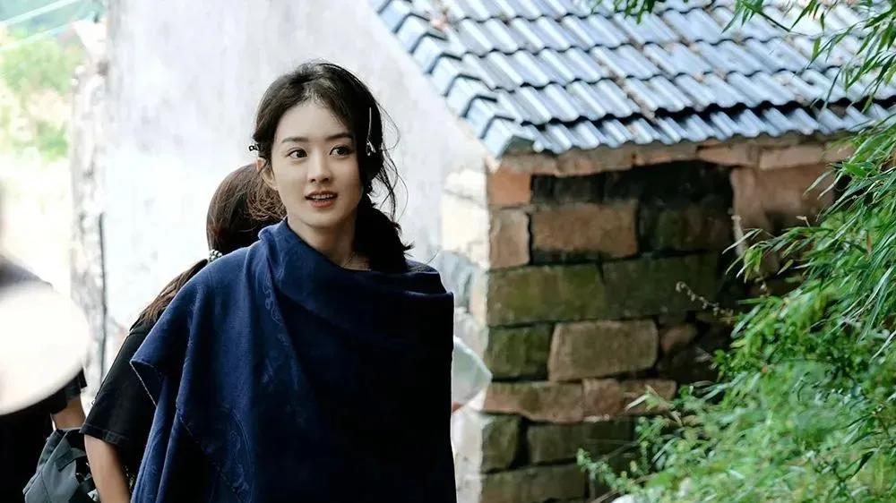 37岁赵丽颖回农村拍杂志，穿粗布麻衣却美的仙气十足，不愧是有颜任性