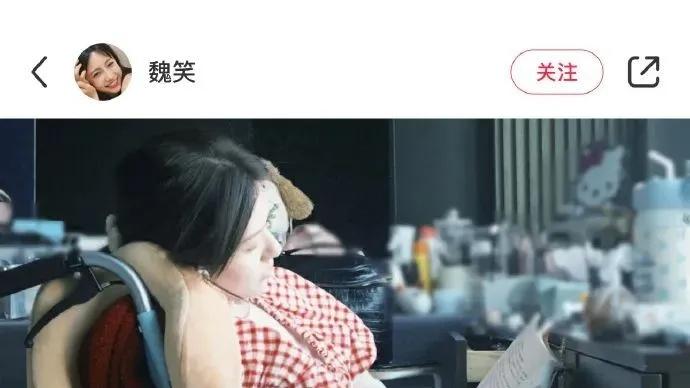 匪夷所思：赵露思都下班了，却被喊到公司楼下继续打，要闺蜜来救她