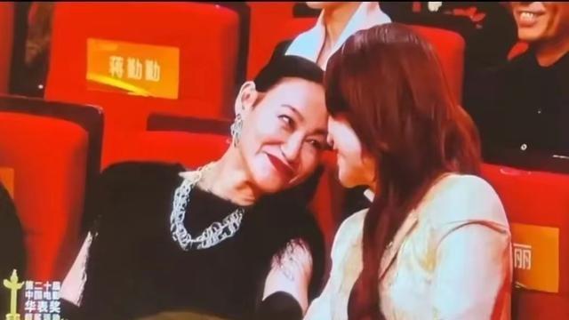 41 岁薛凯琪被她骂醒，范世琦因迟到被怼，惠英红凭什么当圈内判官