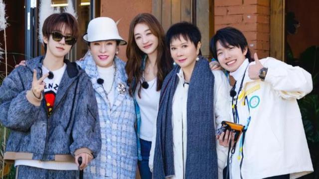 原来他就是蔡明儿子，年近四十未婚未育，是蔡明的骄傲更是心病