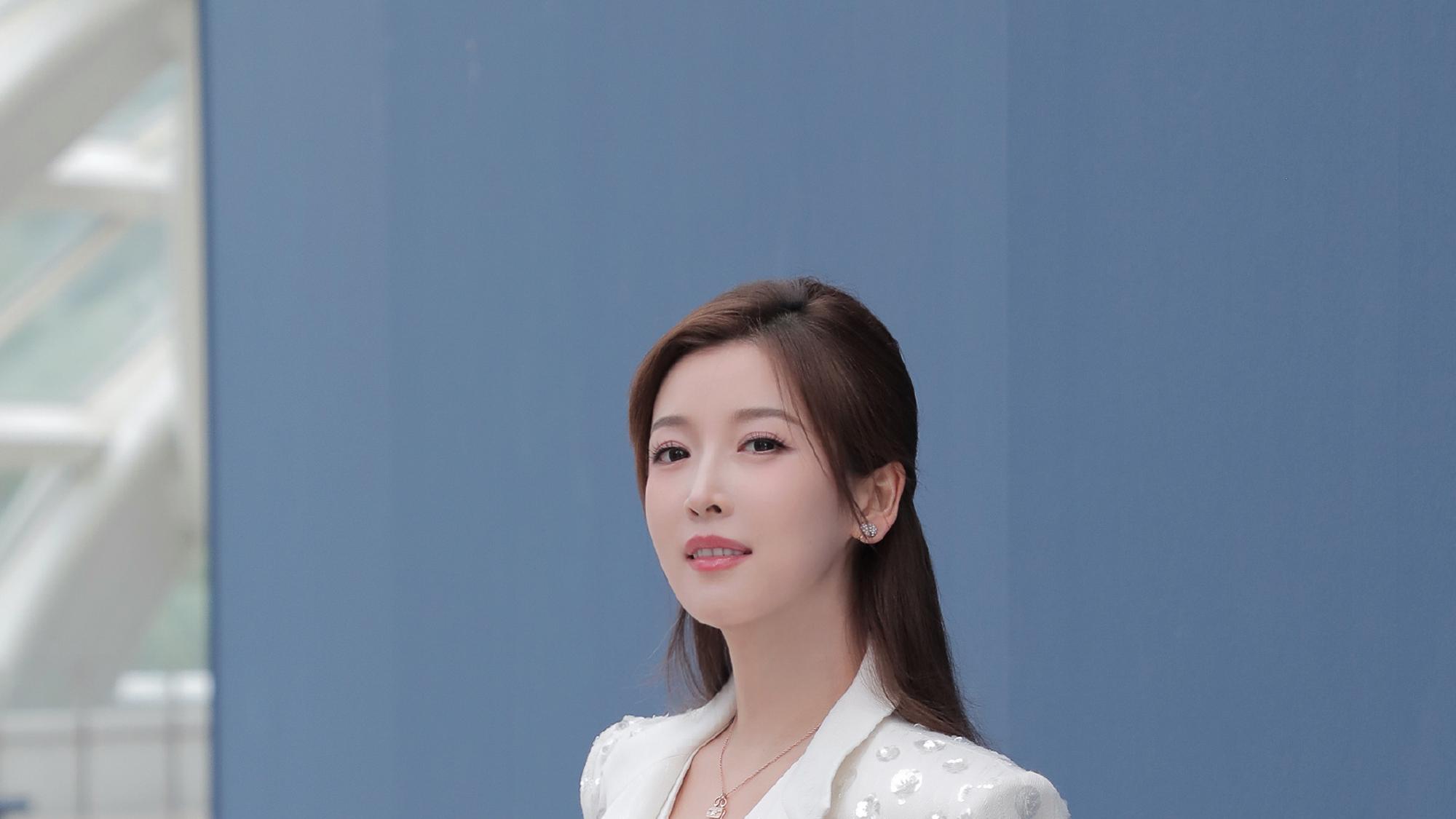 凤凰卫视主持人，朱梓橦的美腿美脚