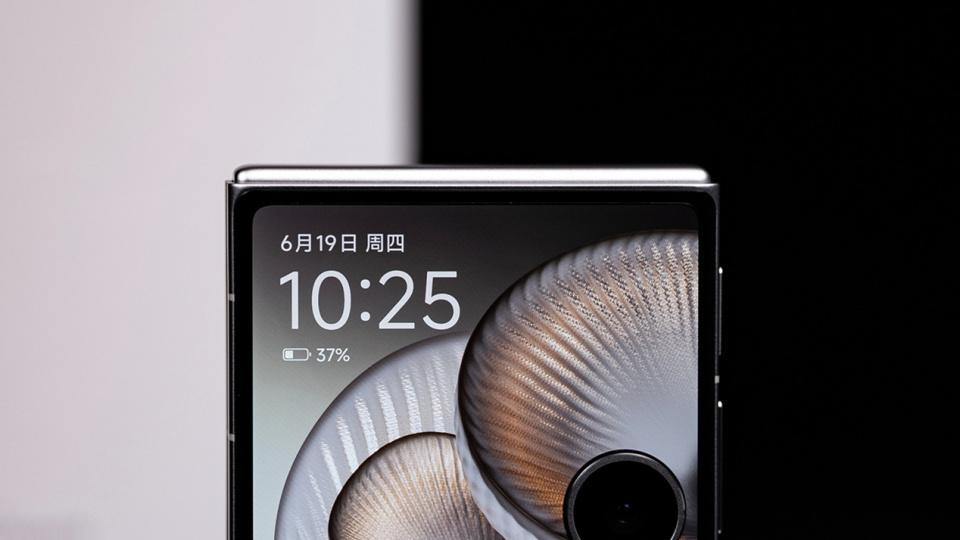 小米手机被曝Civi与Flip销量低迷，暂停迭代，未来路在何方？