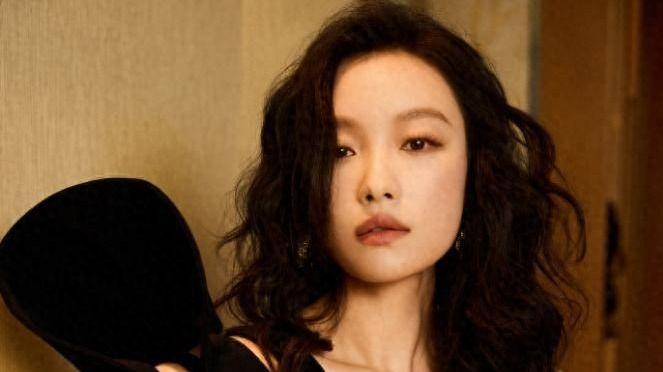 倪妮最新写真大片！一袭黑裙气质清冷迷人，小秀香肩锁骨魅力十足