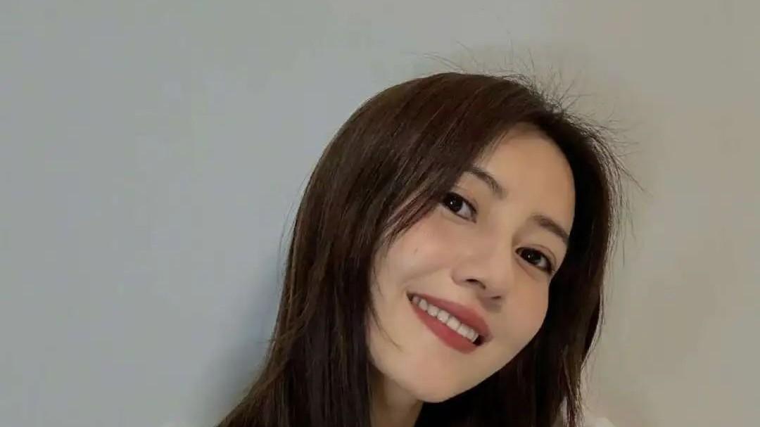 45岁高圆圆更新动态，身穿白色睡衣，晒高清无美颜自拍照