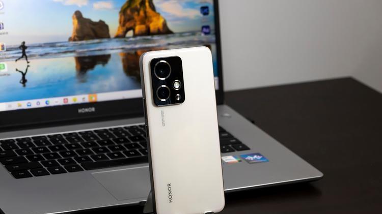 荣耀“亮剑”，100W秒充+1.5K大屏+骁龙8Gen2芯，中端机“卷王”！