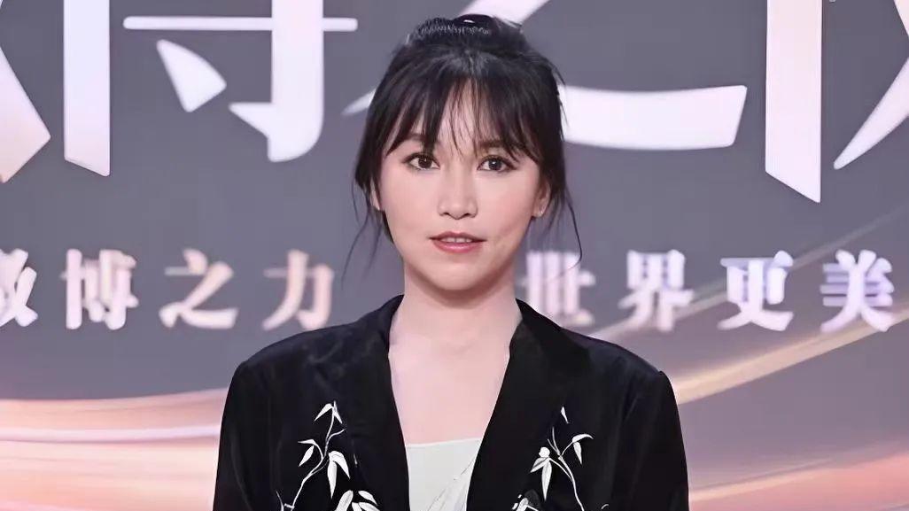 微博之夜：李子柒走红毯穿上了亲手缝制的螺钿披风，惊艳所有人！