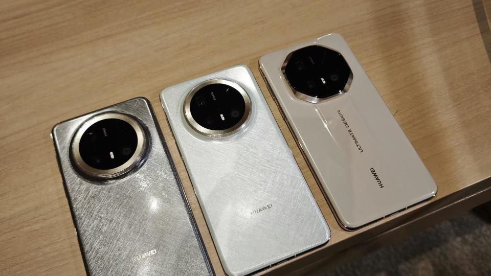 小屏旗舰销量战报：346万对决82万，小米15完胜同级对手！