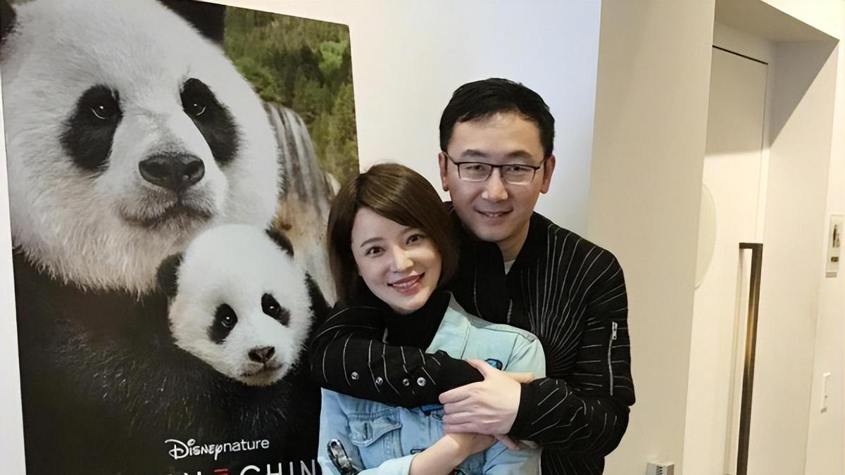 央视美女主持，不顾反对闪婚大12岁导演，5年生2娃如今42岁怎样了