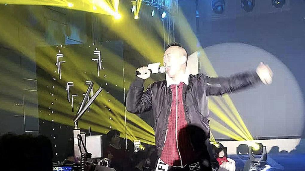 52岁TVB绿叶一年没戏拍，到内地唱歌帮补生计，自曝一万元唱三首