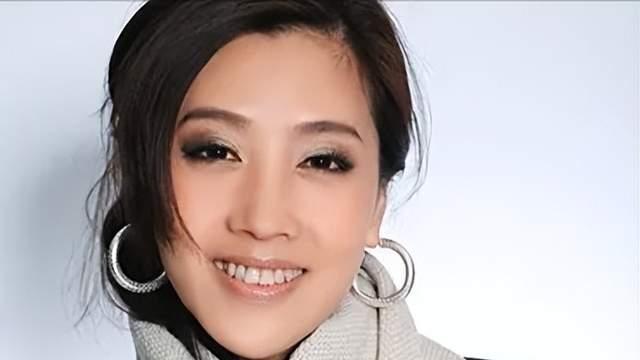 30岁家喻户晓，40岁在剧组发现意外怀孕，生下儿子，丈夫很宠她！