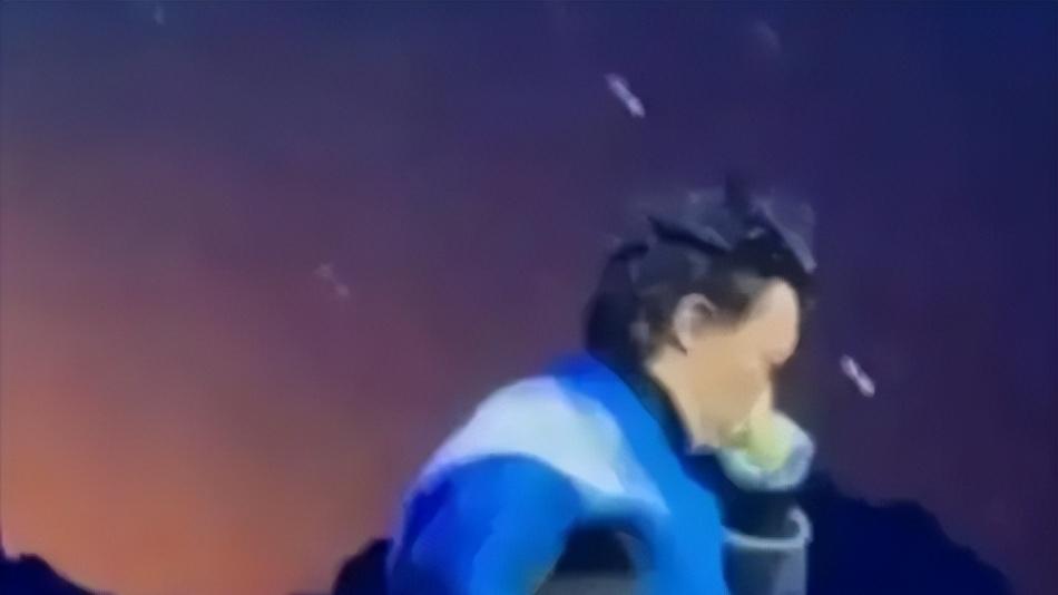 陈奕迅到底是死是活？复工演唱时突然暴烈咳嗽，粉丝称疑似AI替身