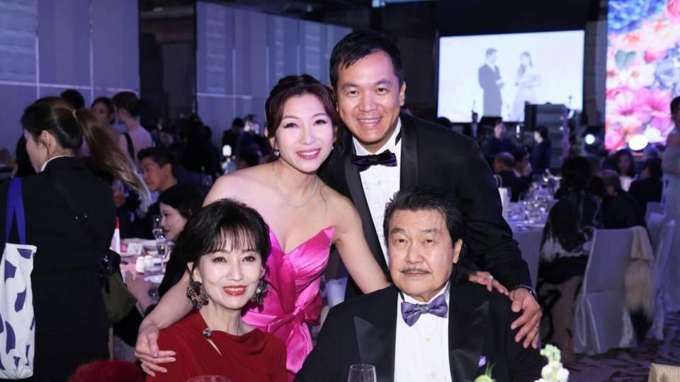 71岁赵雅芝和79岁丈夫出席活动，结婚40年，如今一个比一个长得年轻