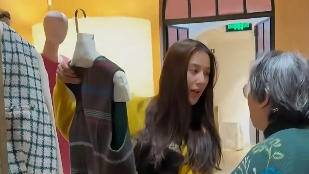 黄圣依带妈妈买衣服，73岁母亲头发花白老了好多，耐心为她挑衣服