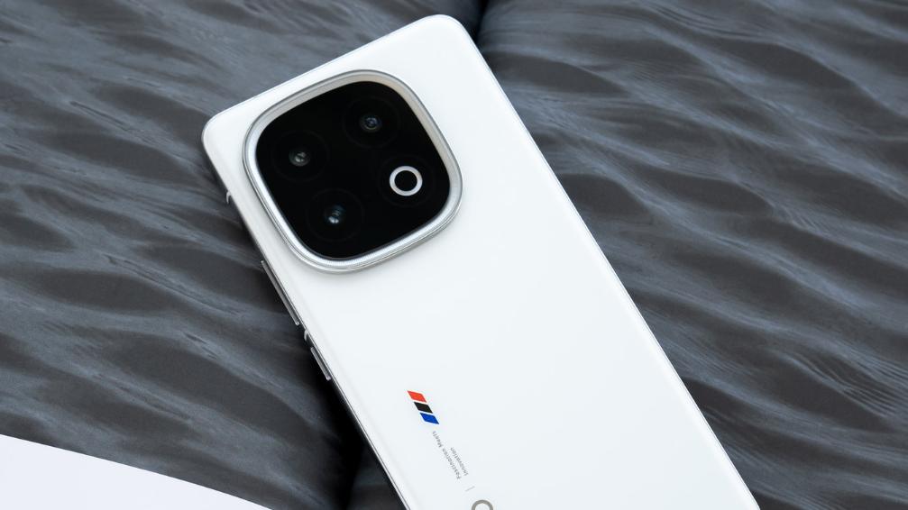 6.3英寸+7000mAh+電競(jìng)芯片，定價(jià)三千元檔，iqoo新機(jī)有點(diǎn)意思啊