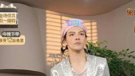 向太陈岚：我那40岁的儿子穿着女装，动作妖娆地帮我卖包