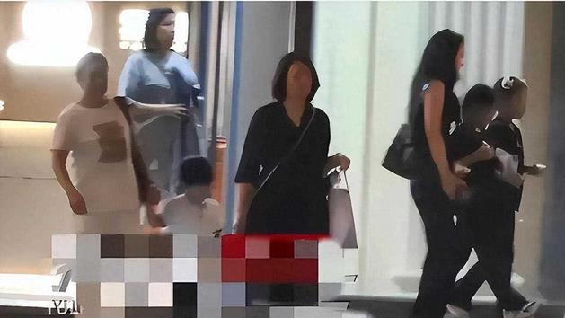 汪峰携女友见家长，甜蜜牵手过新年，酒店合照曝光！