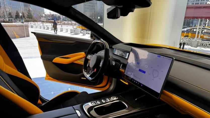 首批“小米SU7 Ultra”进店，配专属24K镀金LOGO，月底开卖！