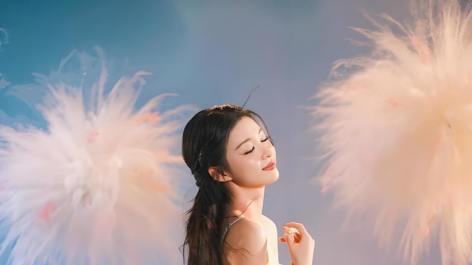 王楚然的生日写真杀疯了！冷暖反差感造型，冷艳港风与甜妹感双杀