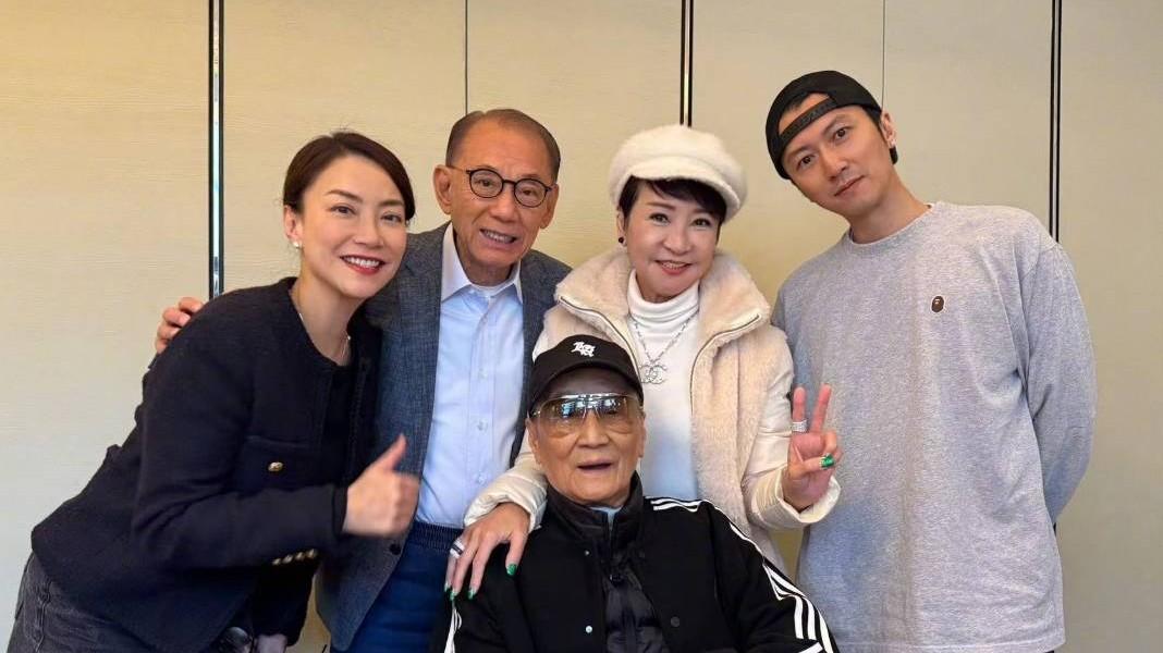 88岁谢贤罕见亮相！稳坐C位气场超过英皇老板，霍汶希谢霆锋陪同