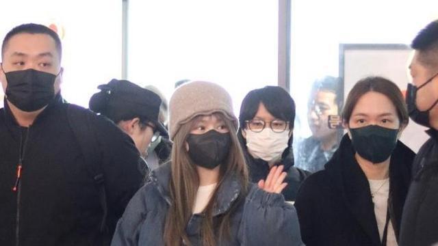 王心凌机场照揭秘：台前幕后形象反差，网友热议