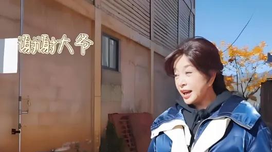 倪萍机场偶遇刘晓庆，顺口喊了一声庆丫头，刘晓庆反应引全场大笑