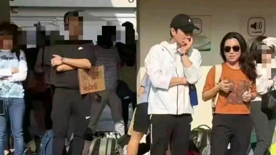 58岁黎明现身女儿运动会，老婆罕见露面