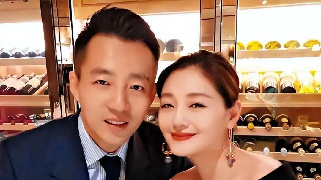 汪小菲拆台张兰挺前妻，大S在法庭上看他的眼神，爱不爱一目了然