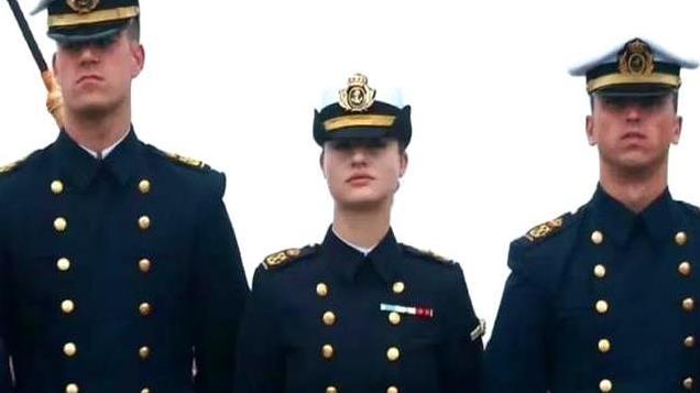 天选女王！泳装照风波后，西班牙公主新亮相，英姿飒爽、气势逼人