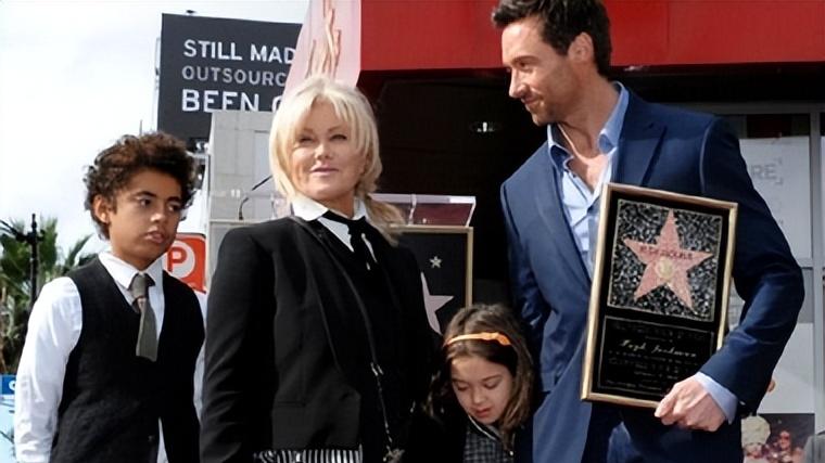 “金刚狼”公开新恋情，和现女友牵手约会，双方都背叛彼此的家庭