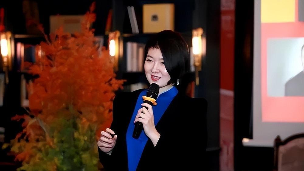 46岁主持人王静癌症去世，化疗后头发掉光，最后露面照被扒